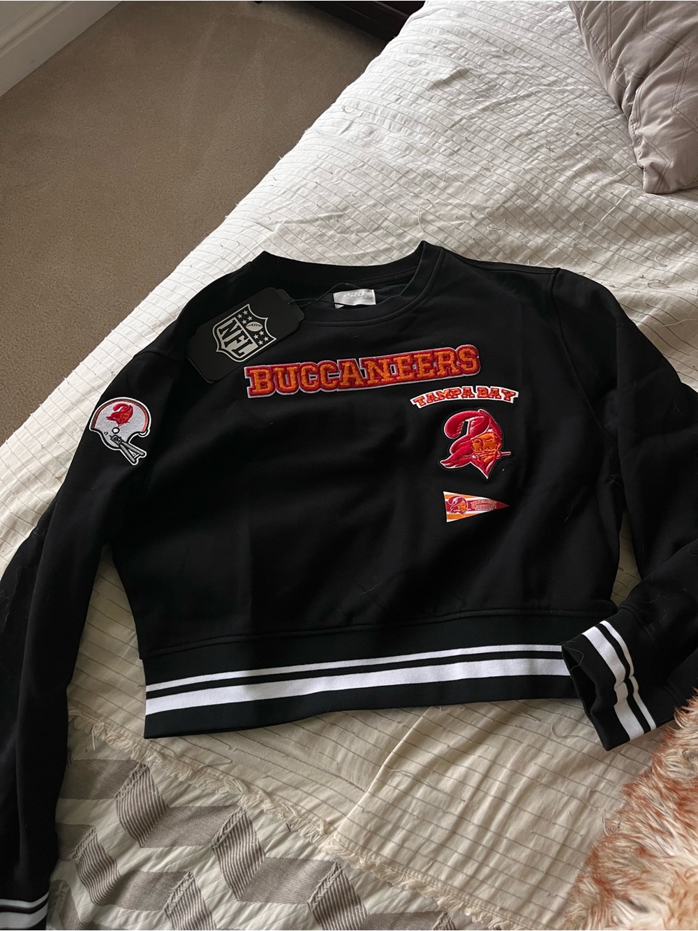 Tampa Bay Buccaneers Black Cropped Sweatshirt